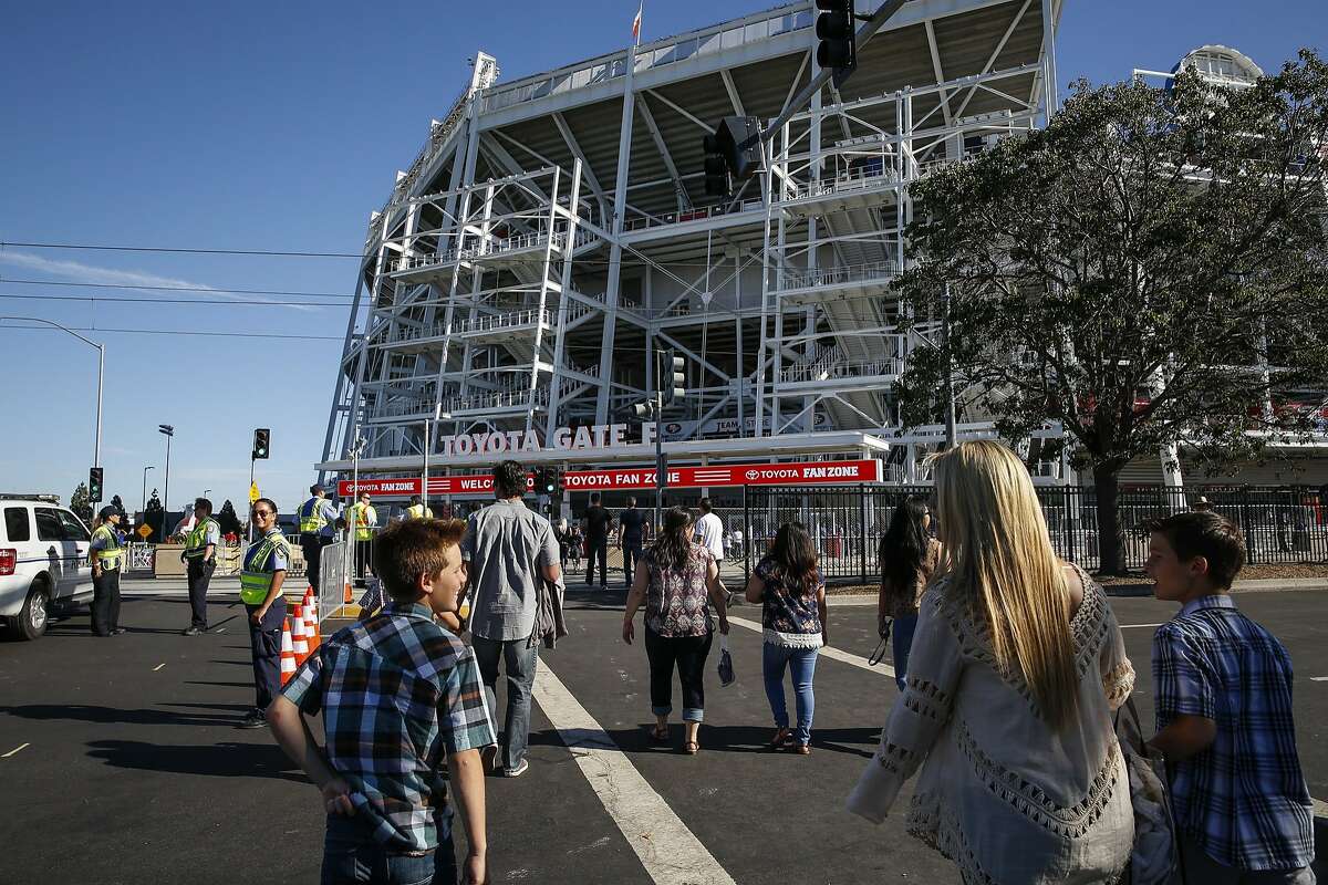 Coldplay breaks 10 . curfew at Levi's Stadium