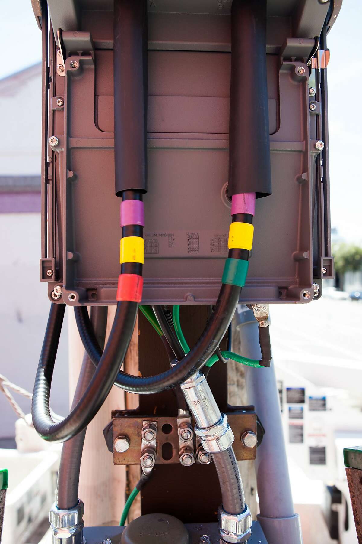 Neighbors vs. antennas in wireless battle ahead of Super Bowl 50