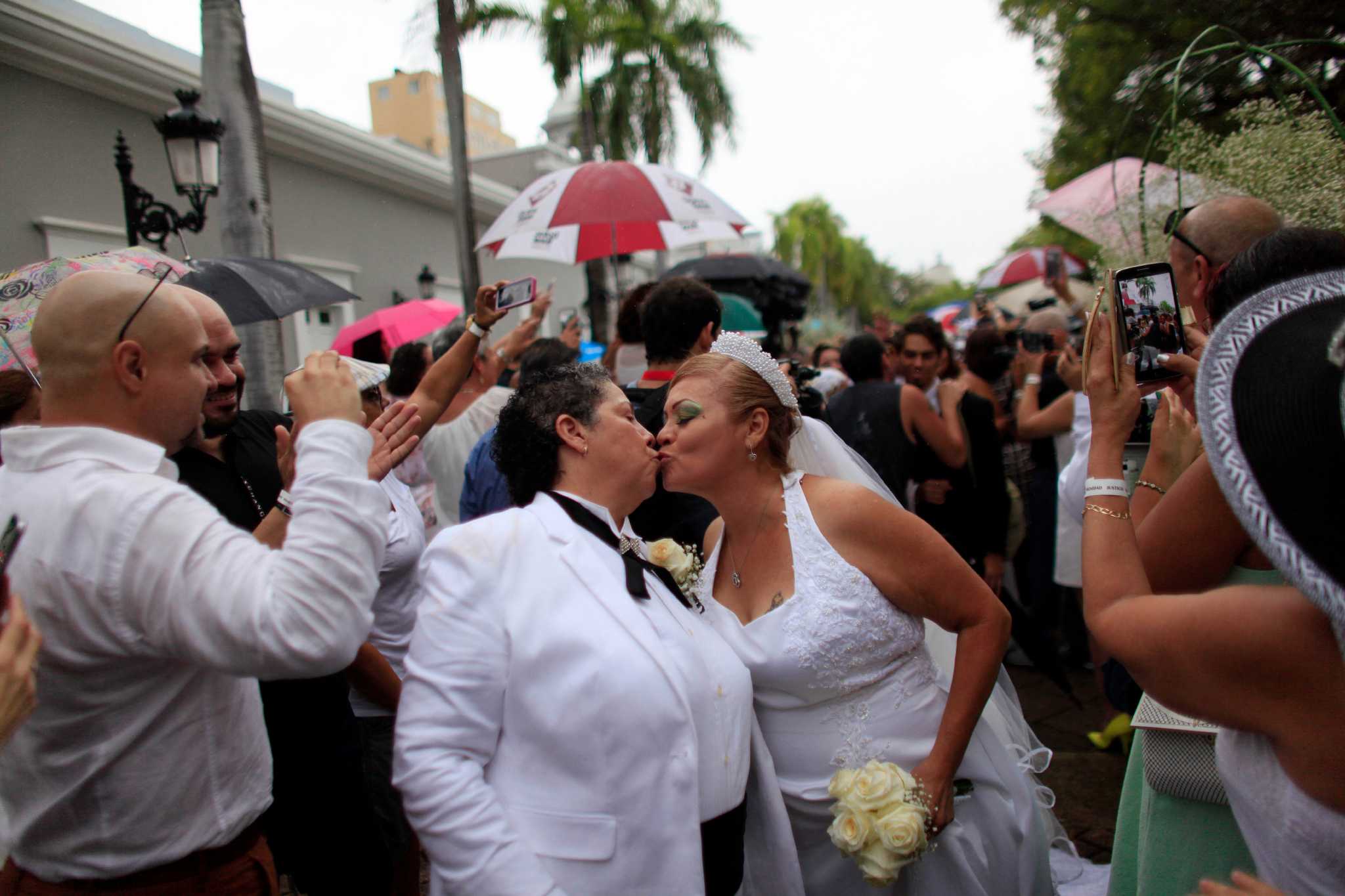 Over 60 same-sex couples married at Puerto Rico wedding pic