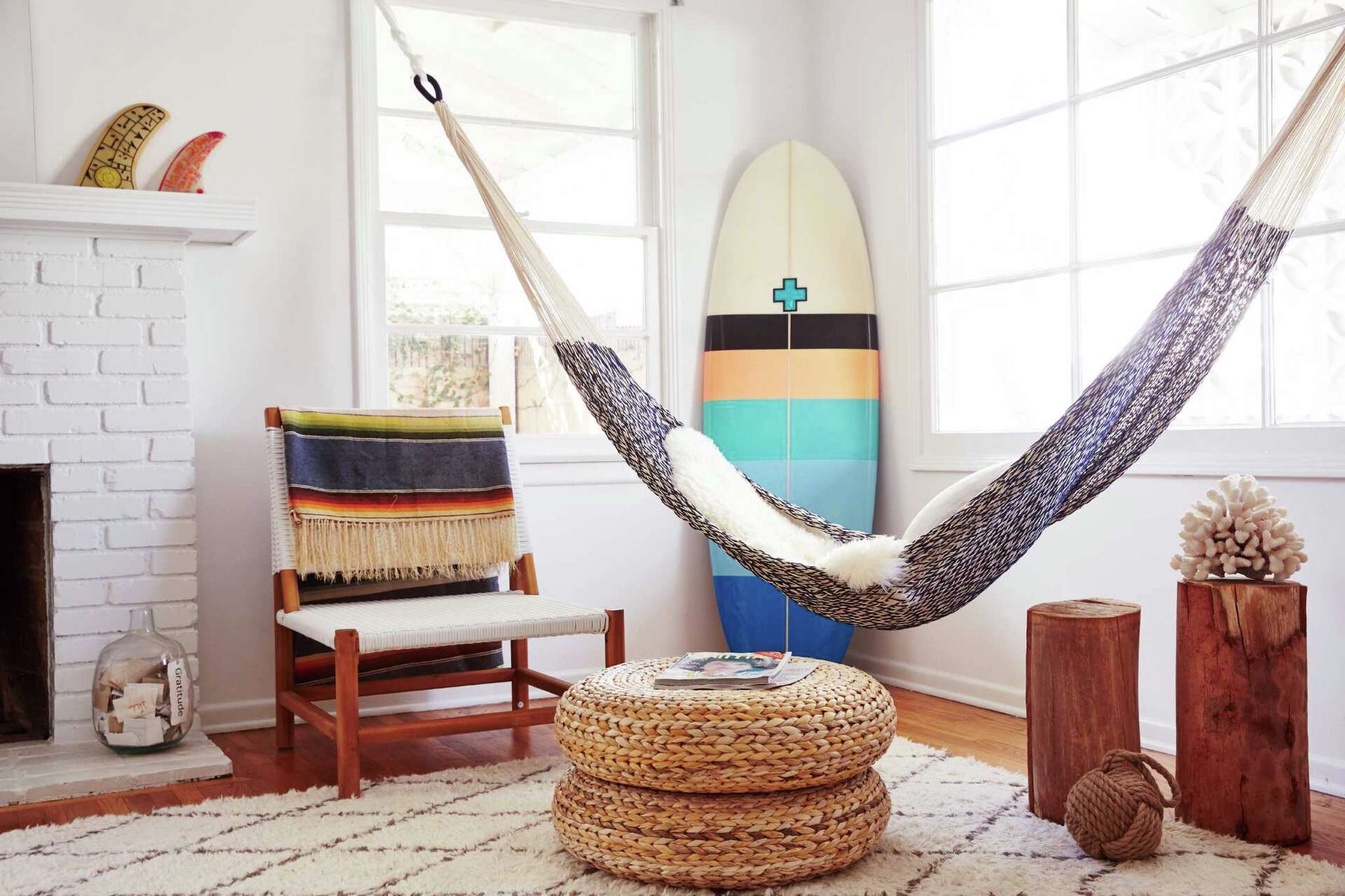 Indoor hammocks are a stylish way to beat the heat, image size:1920x1280