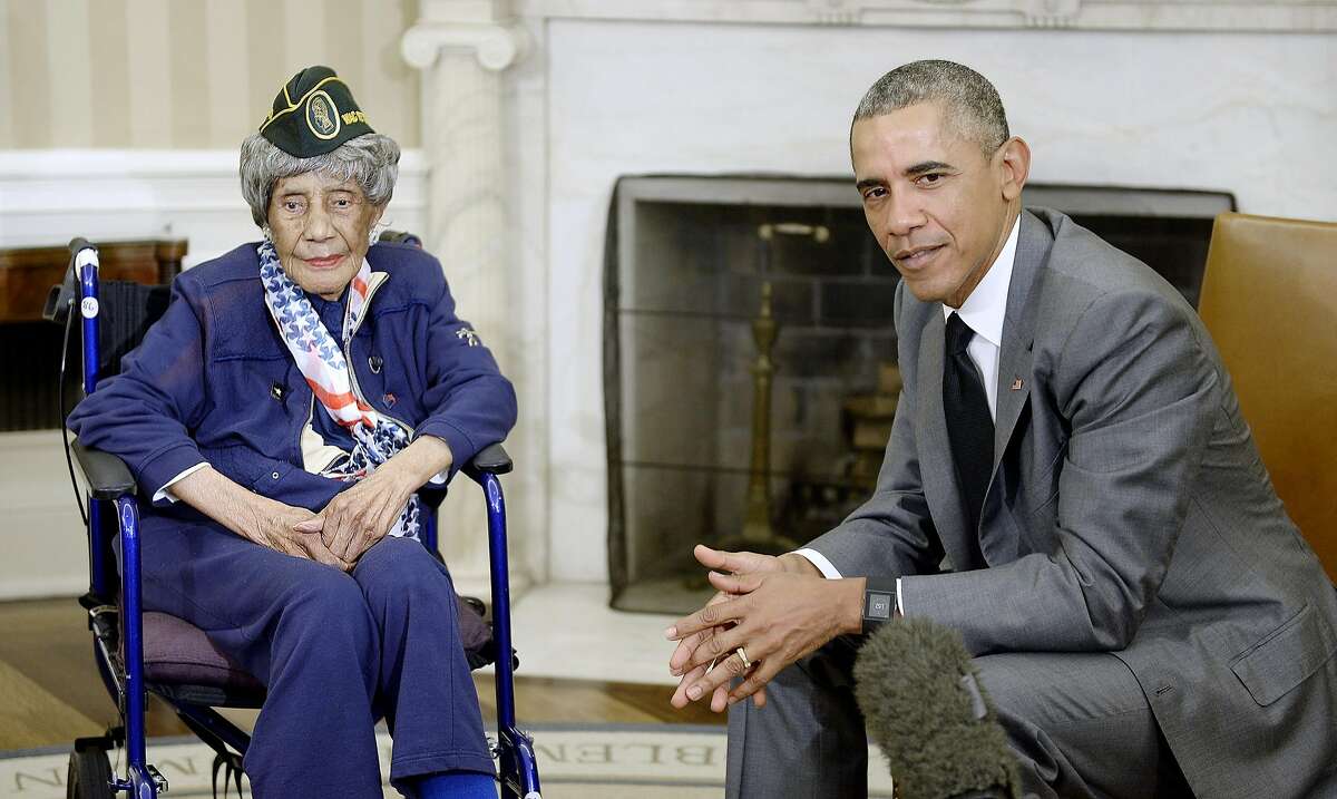 WASHINGTON, DC - JULY 17: U.S. President Barack Obama meets with the oldest living woman veteran, 110-year-old Emma Didlake in the Oval Office of the White House on July 17, 2015 in Washington, D.C. (Photo by Olivier Douliery-Pool/Getty Images)