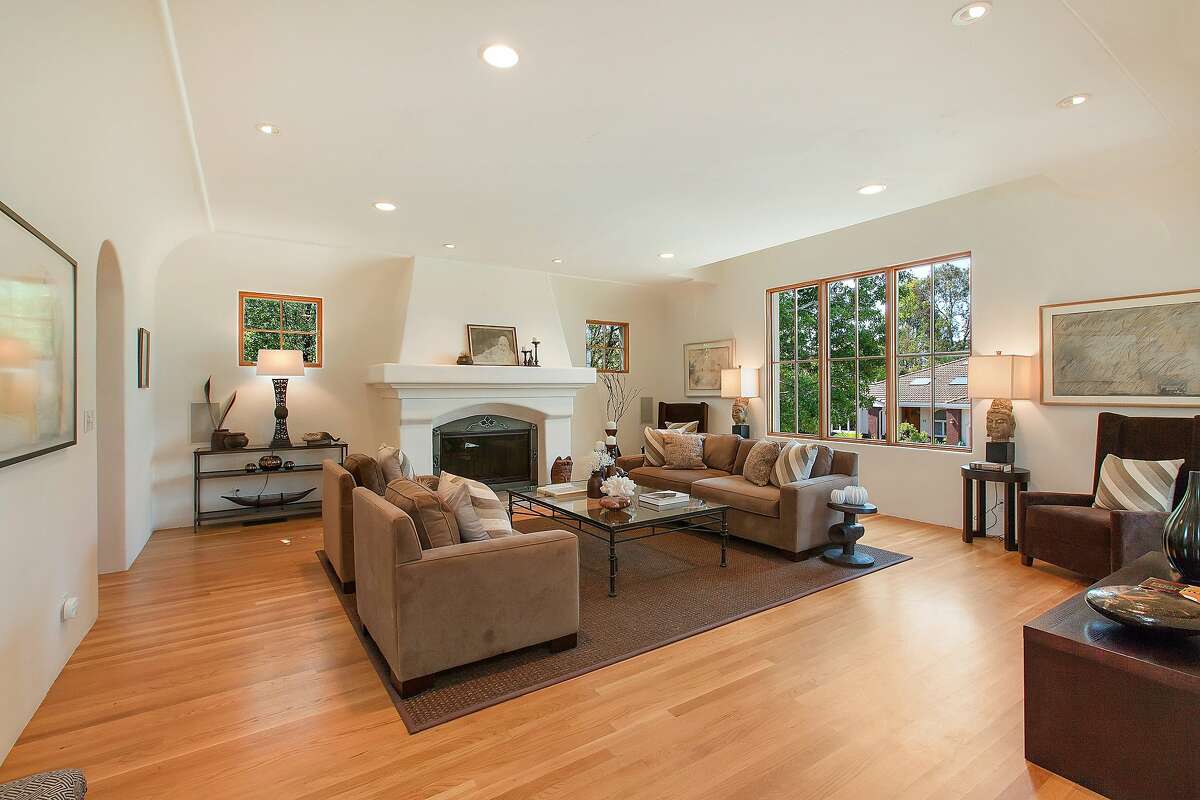 spacious-public-rooms-stylish-yard-define-oakland-contemporary