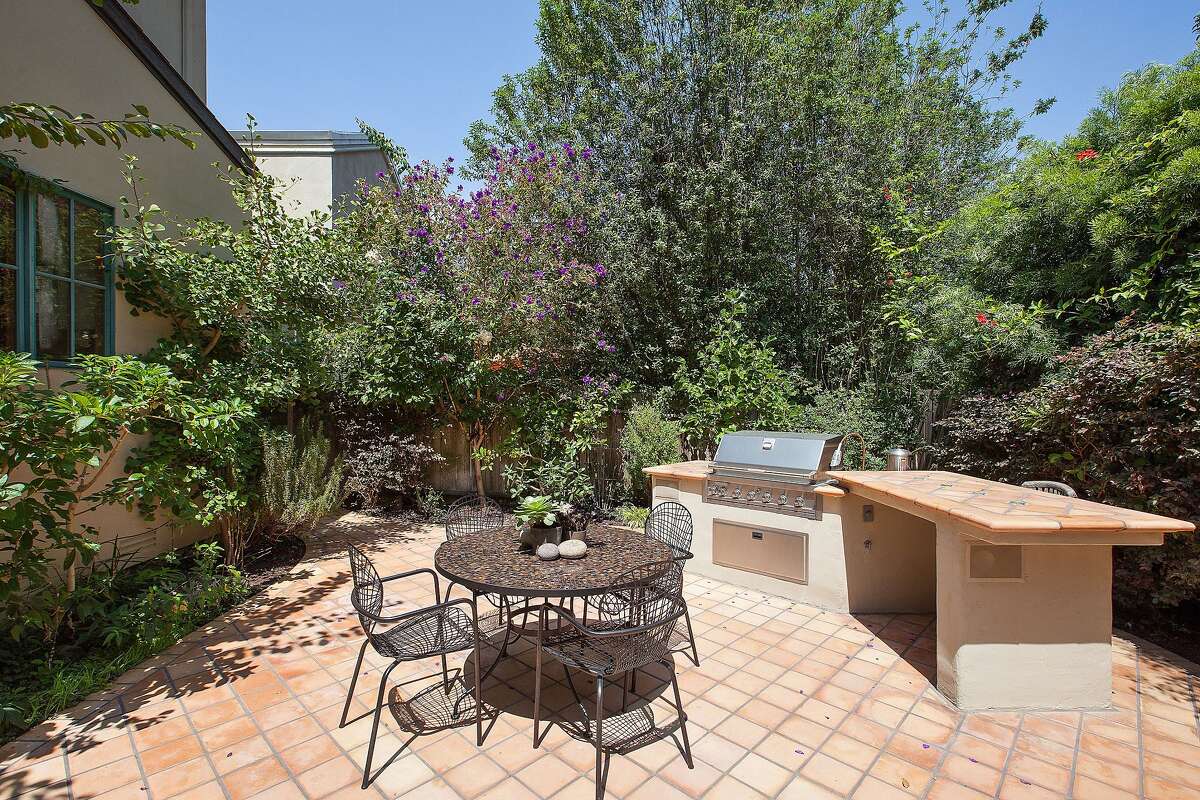 Spacious public rooms, stylish yard define Oakland Contemporary