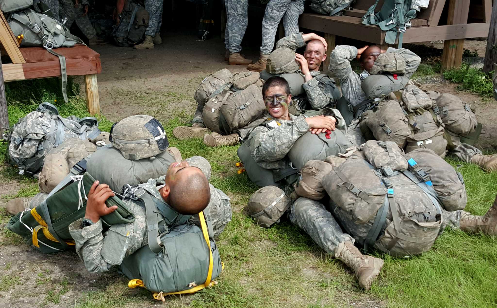 2 women pass tough Army Ranger course