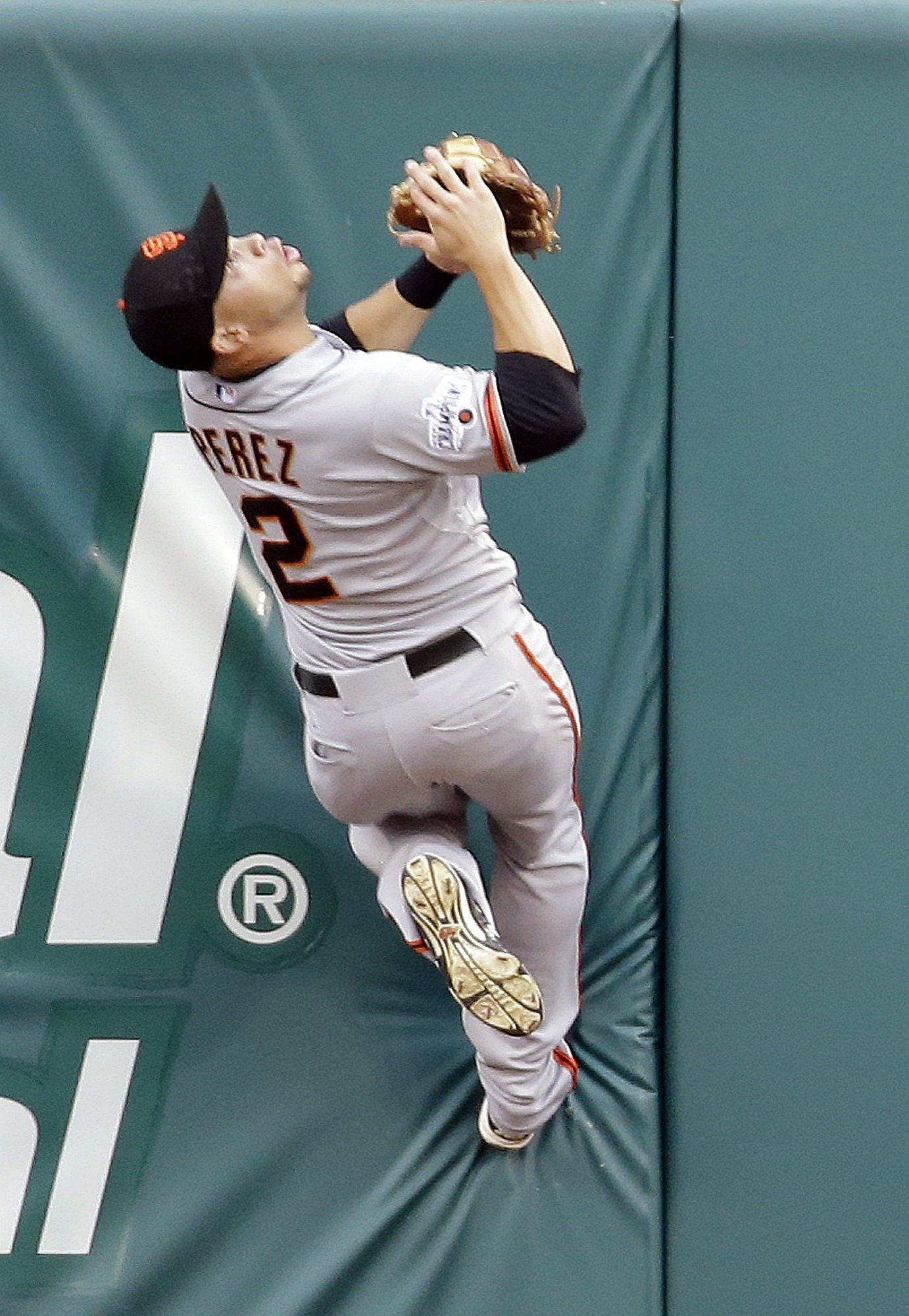 Juan Perez makes amazing catch in Giants' game vs. Cardinals: VIDEO
