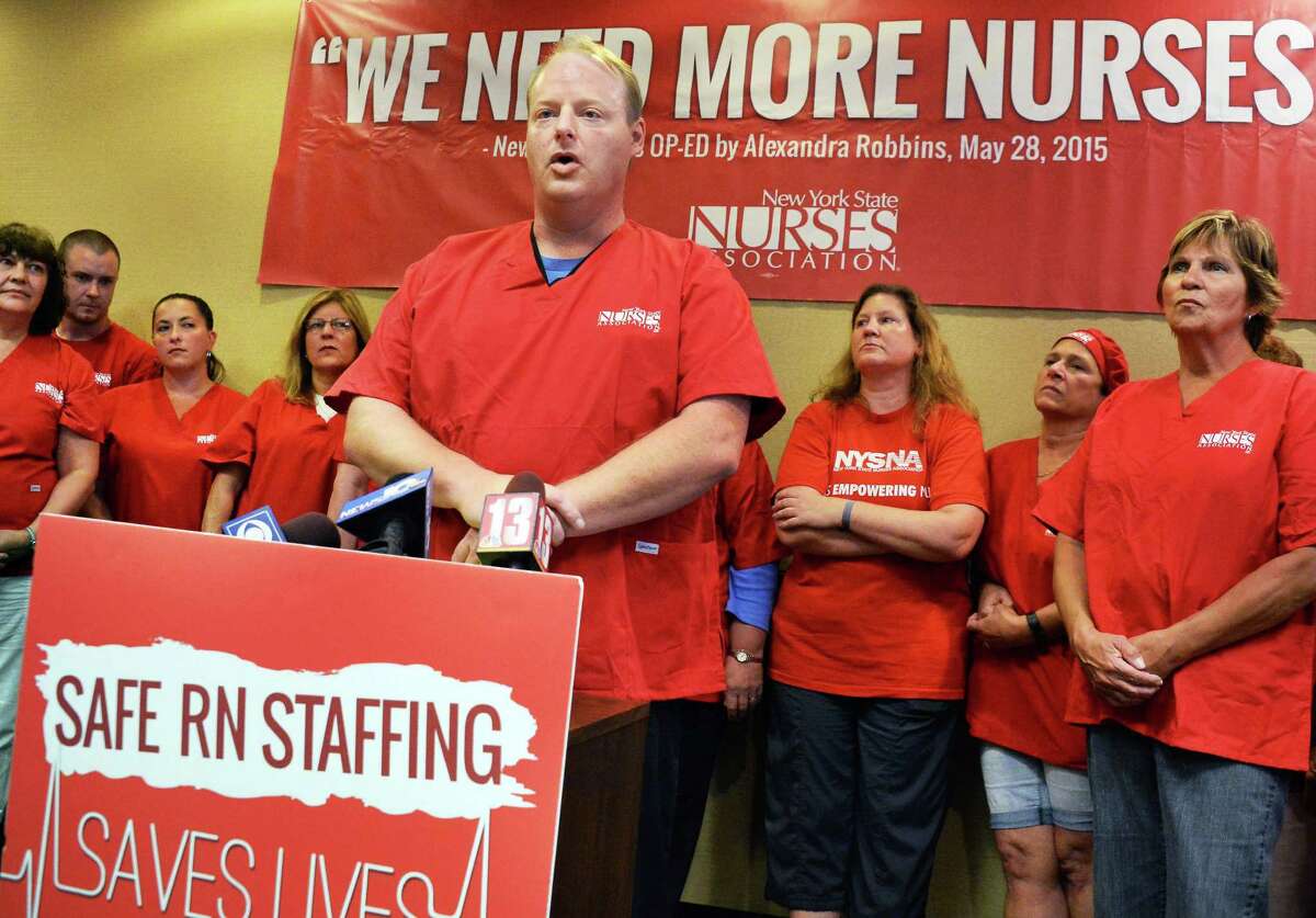 Ellis threatens fiveday lockout of nurses
