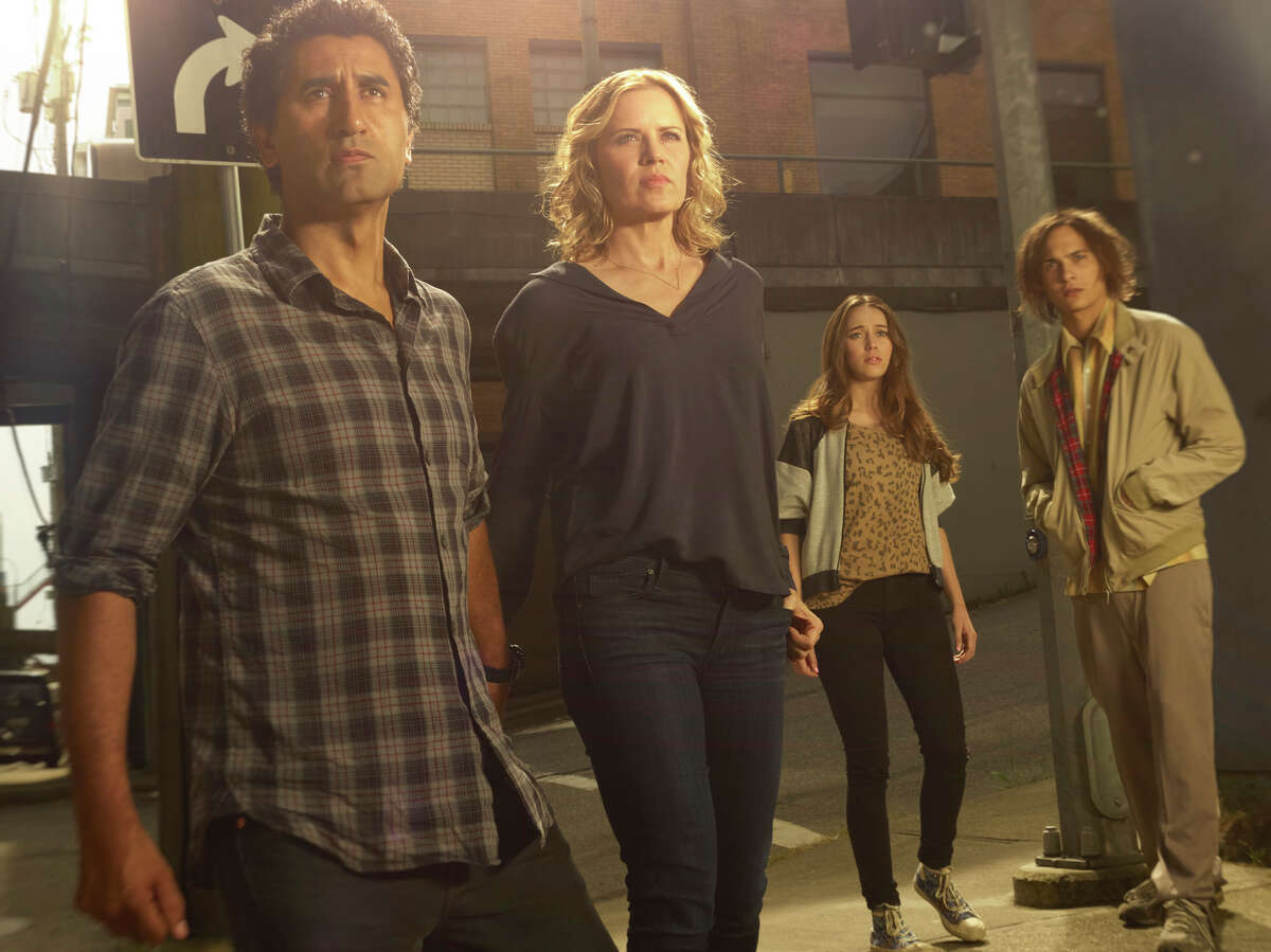 Cliff Curtis, Kim Dickens, Alycia Debnam-Carey and Frank Dillane in "Fear the Walking Dead." Illustrates TV-WALKINGDEAD (category e), by Hank Stuever © 2015, The Washington Post. Moved Wednesday, Aug. 19, 2015. (MUST CREDIT: AMC)