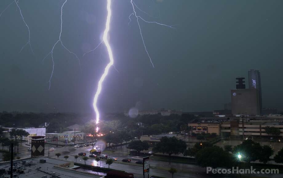 Photo Houston Lightning Strike Lights Up Dark Sky Houston Chronicle 