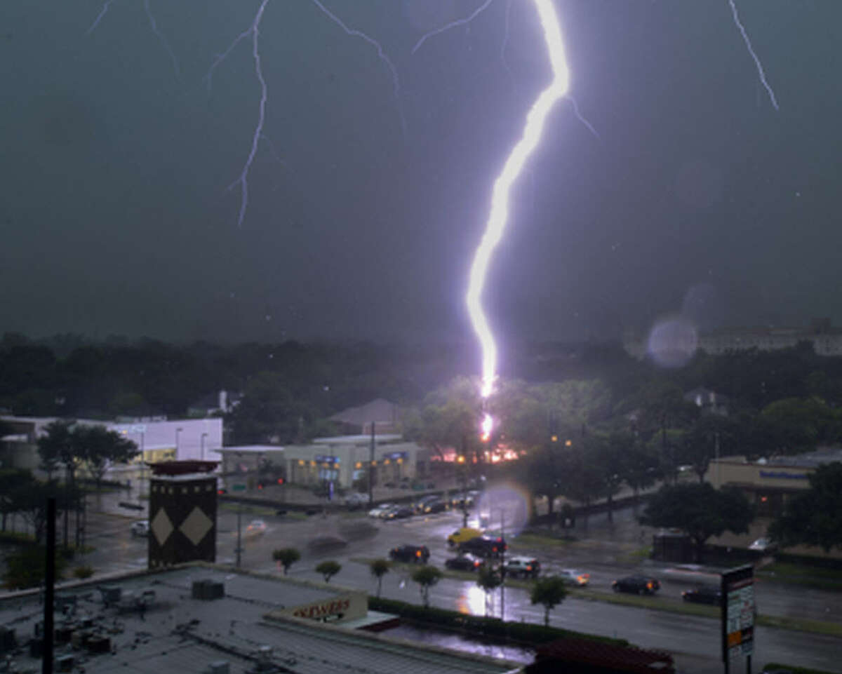 Photo Houston lightning strike lights up dark sky