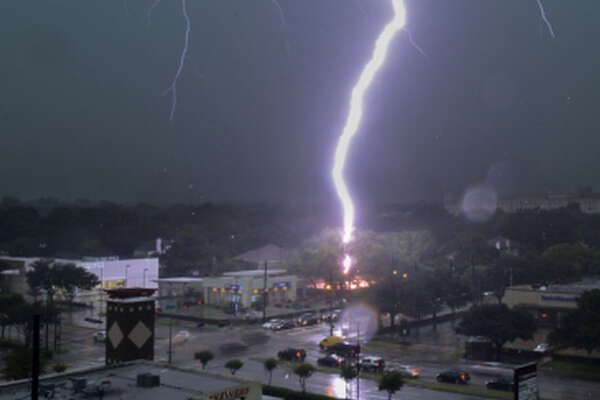 Photo Houston Lightning Strike Lights Up Dark Sky Expressnews Com