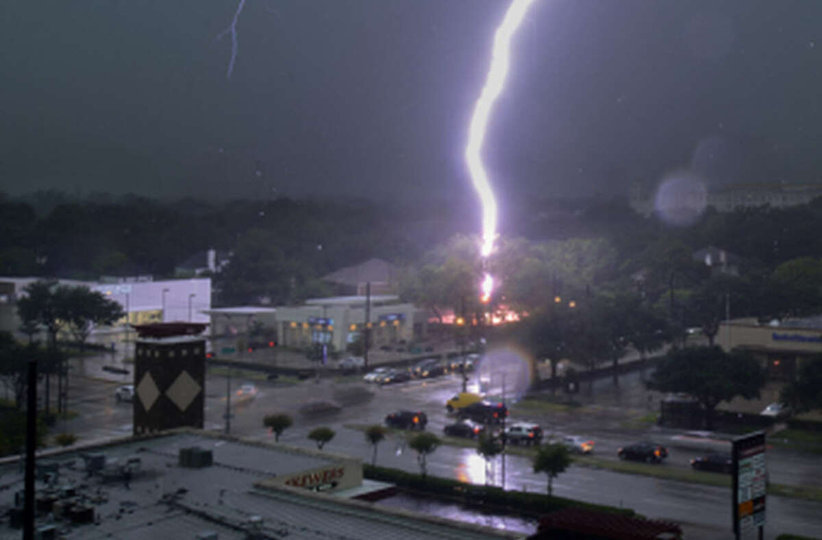 Photo Houston lightning strike lights up dark sky
