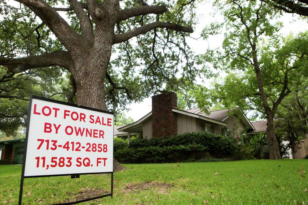 Home with a "for sale" sign in the Meyerland neighborhood. Thursday, Aug. 13, 2015, in Houston. ( Marie D. De Jesus / Houston Chronicle )