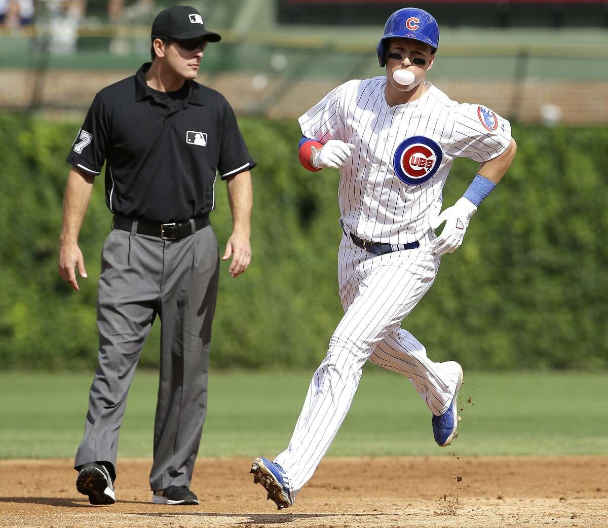 Chicago Cubs' Chris Coghlan rounds the bases after hitting a solo home run during the first inning of a baseball game against the Atlanta Braves Friday, Aug. 21, 2015, in Chicago. (AP Photo/Nam Y. Huh)