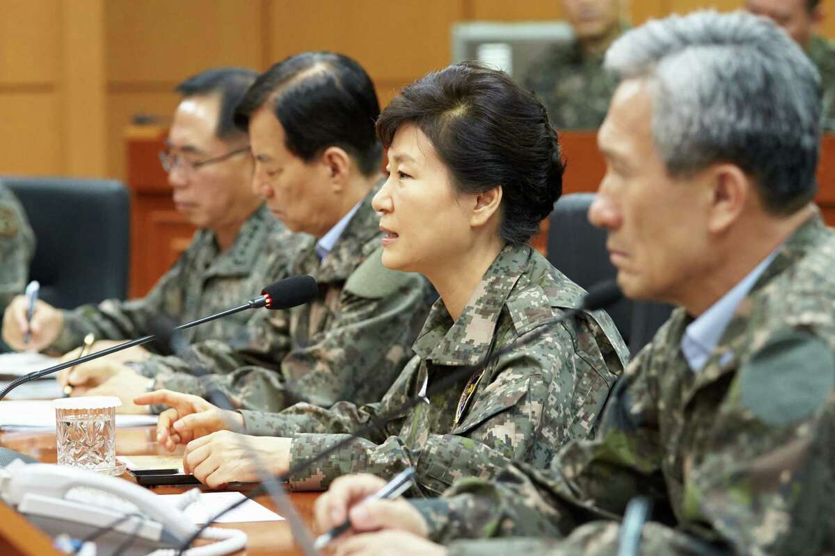 YONGIN, SOUTH KOREA - AUGUST 21: In this handout photo released by the South Korean Presidential Blue House, South Korea's President Park Geun-Hye (2nd R) is seen during her visit to the headquarters of Third Army on August 21, 2015, in Yongin, South Korea. The visit came as military tensions on the divided Korean peninsula soared following a rare exchange of artillery fire on August 20 that put the South Korean army on maximum alert. (Photo by South Korean Presidential Blue House via Getty Images)
