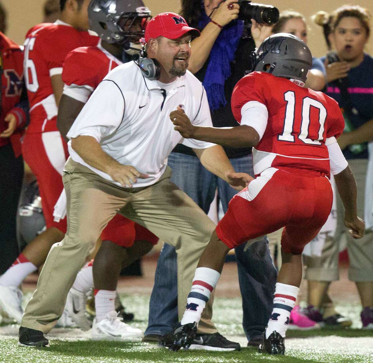 Manvel head coach Kirk Martin and quarterback D'Eriq King (10) are looking to get past rival Katy and win the young program's first state title. ( J. Patric Schneider / For the Chronicle )