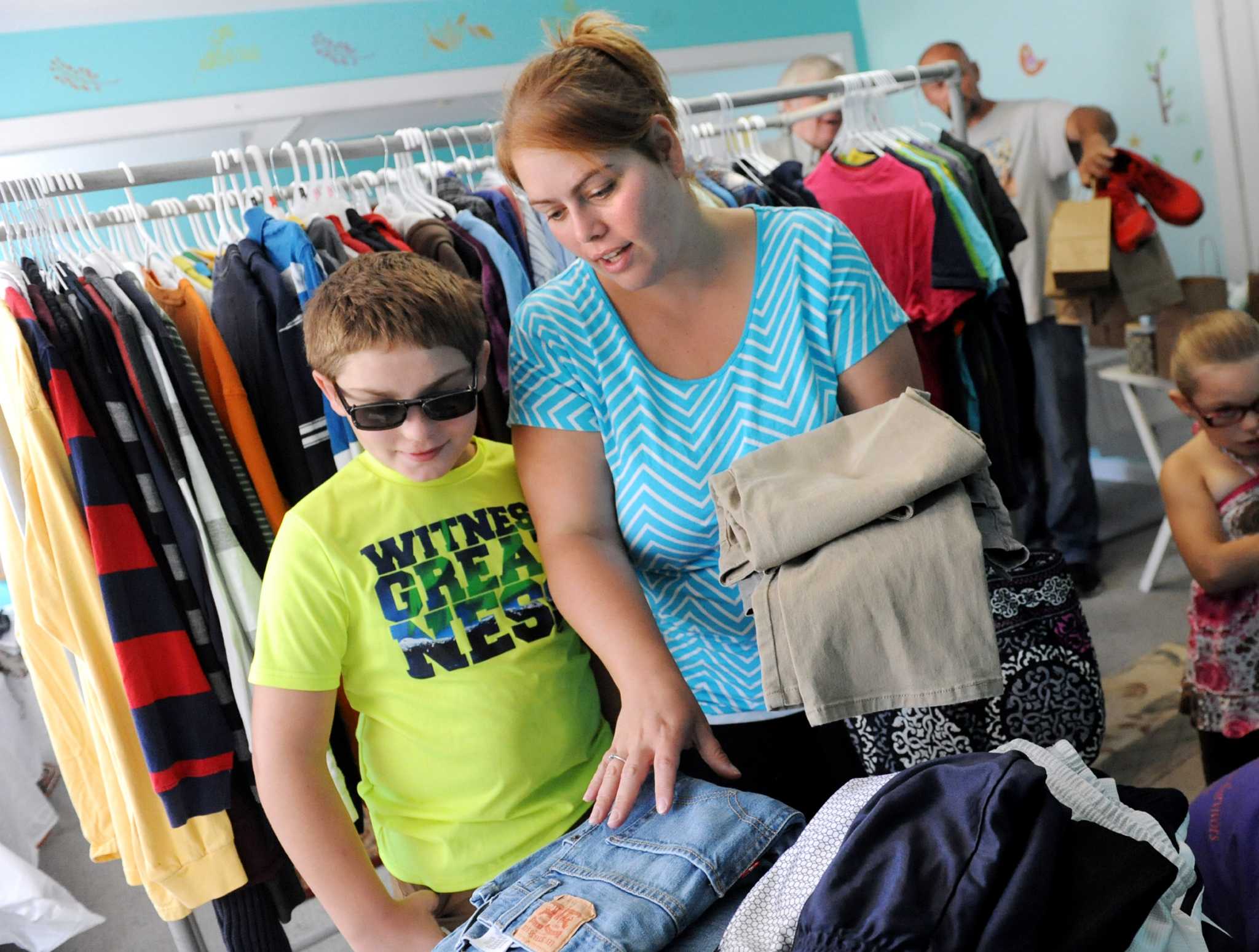 Menandsarea families get help with school supplies