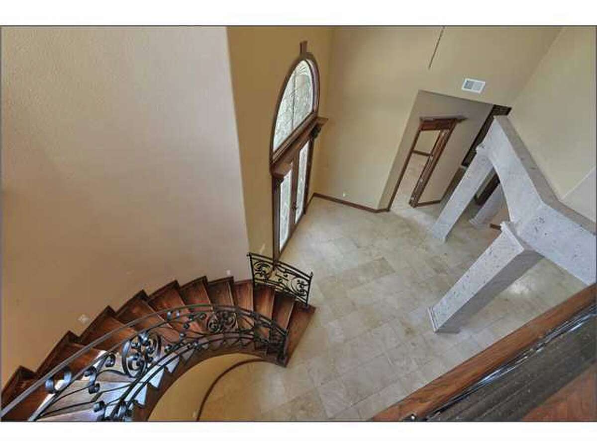 Massive El Paso home now under foreclosure