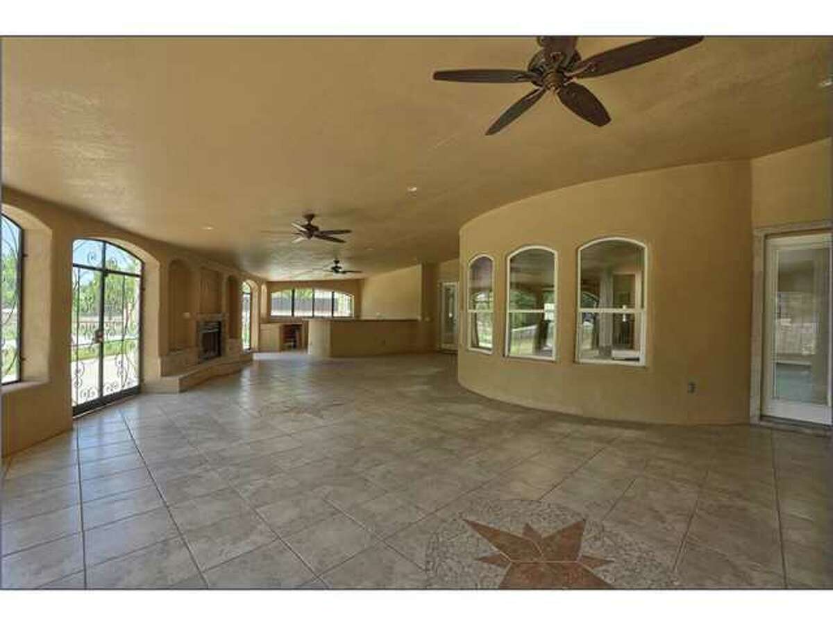 Massive El Paso home now under foreclosure