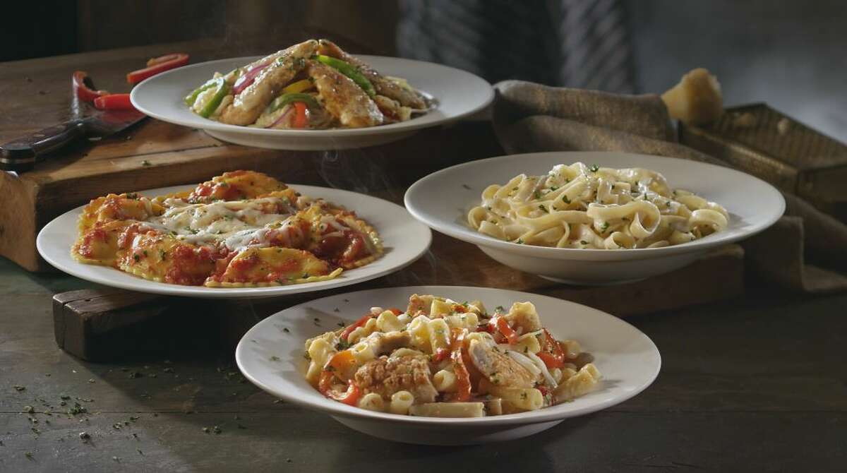 OLIVE GARDEN The deal: Veterans and active military enjoy a free entree that includes unlimited salad and breadsticks. Family members dining with them receive a 10 percent discount on their meals. Where: Find the nearest location at olivegarden.com.