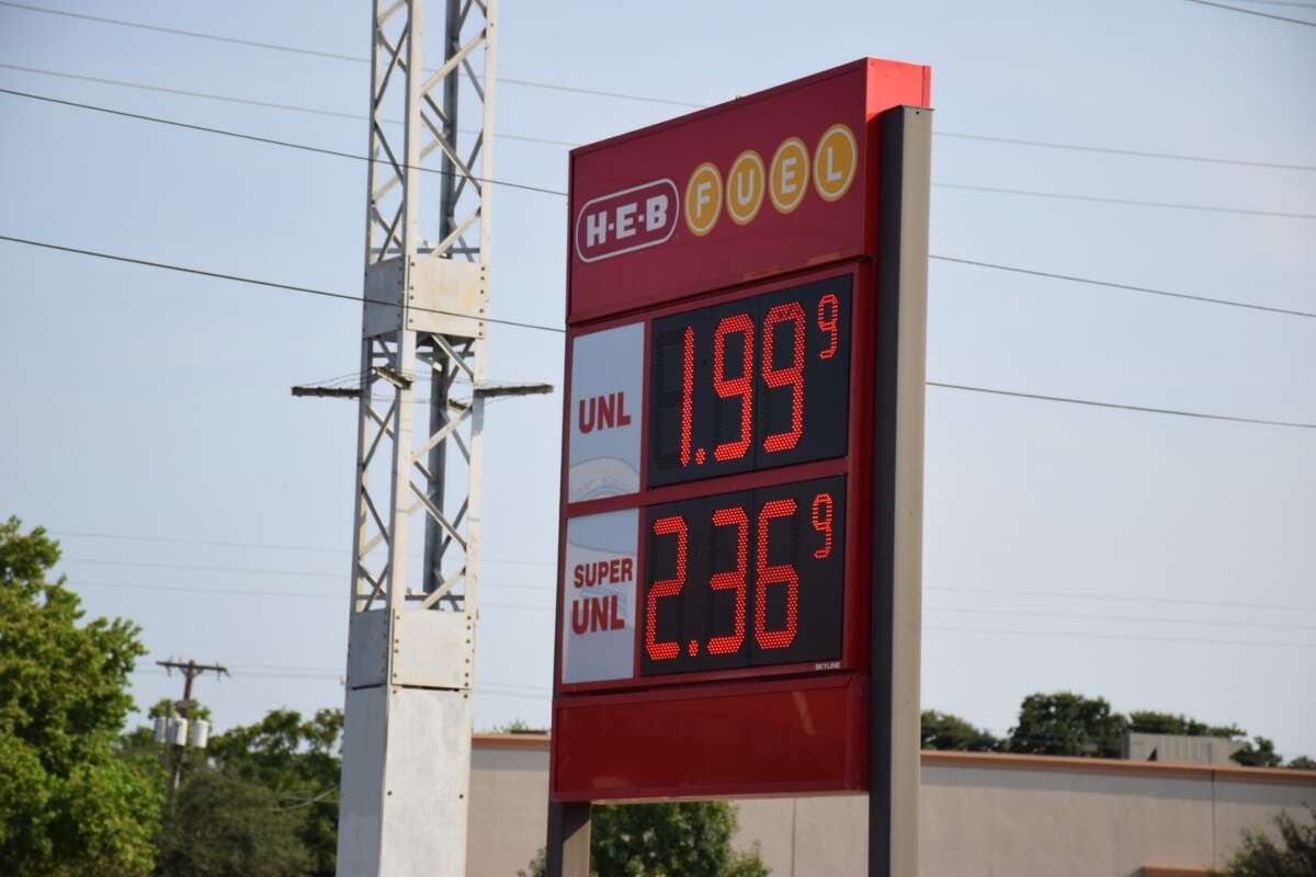 Gas prices dip below $2 mark in San Antonio, drivers line ...