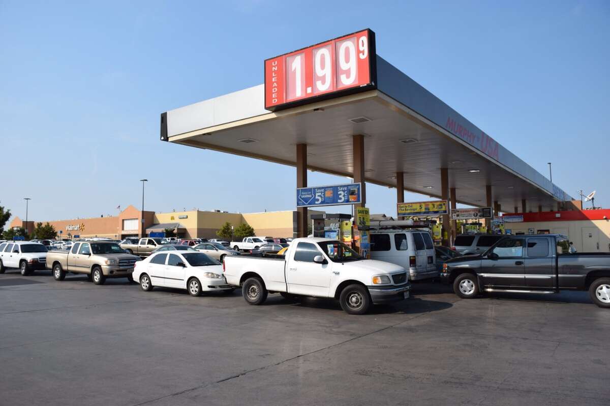 Gas prices dip below 2 mark in San Antonio, drivers line up at the pump