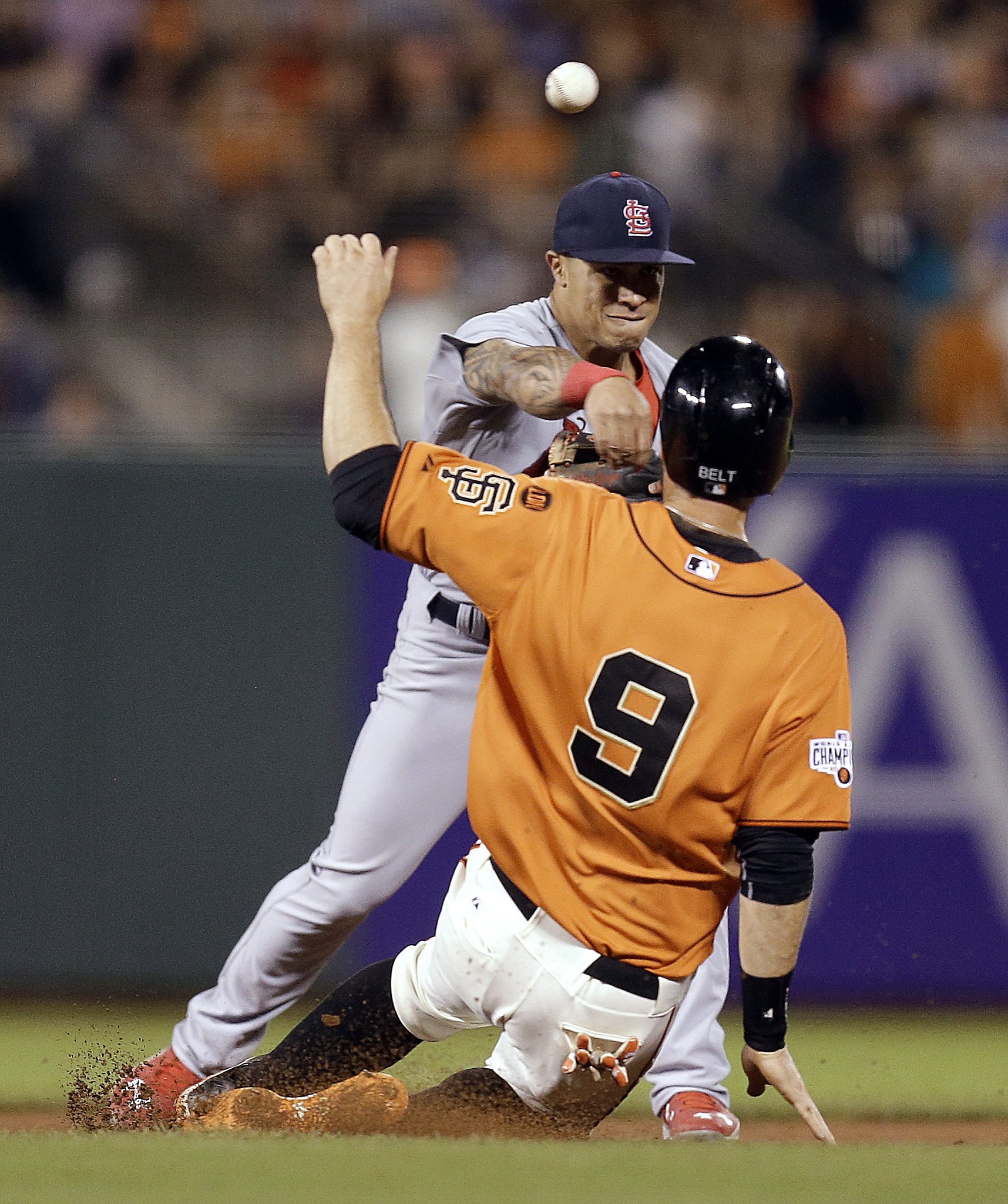 Kelby Tomlinson lines game-winning single as Giants beat Cardinals