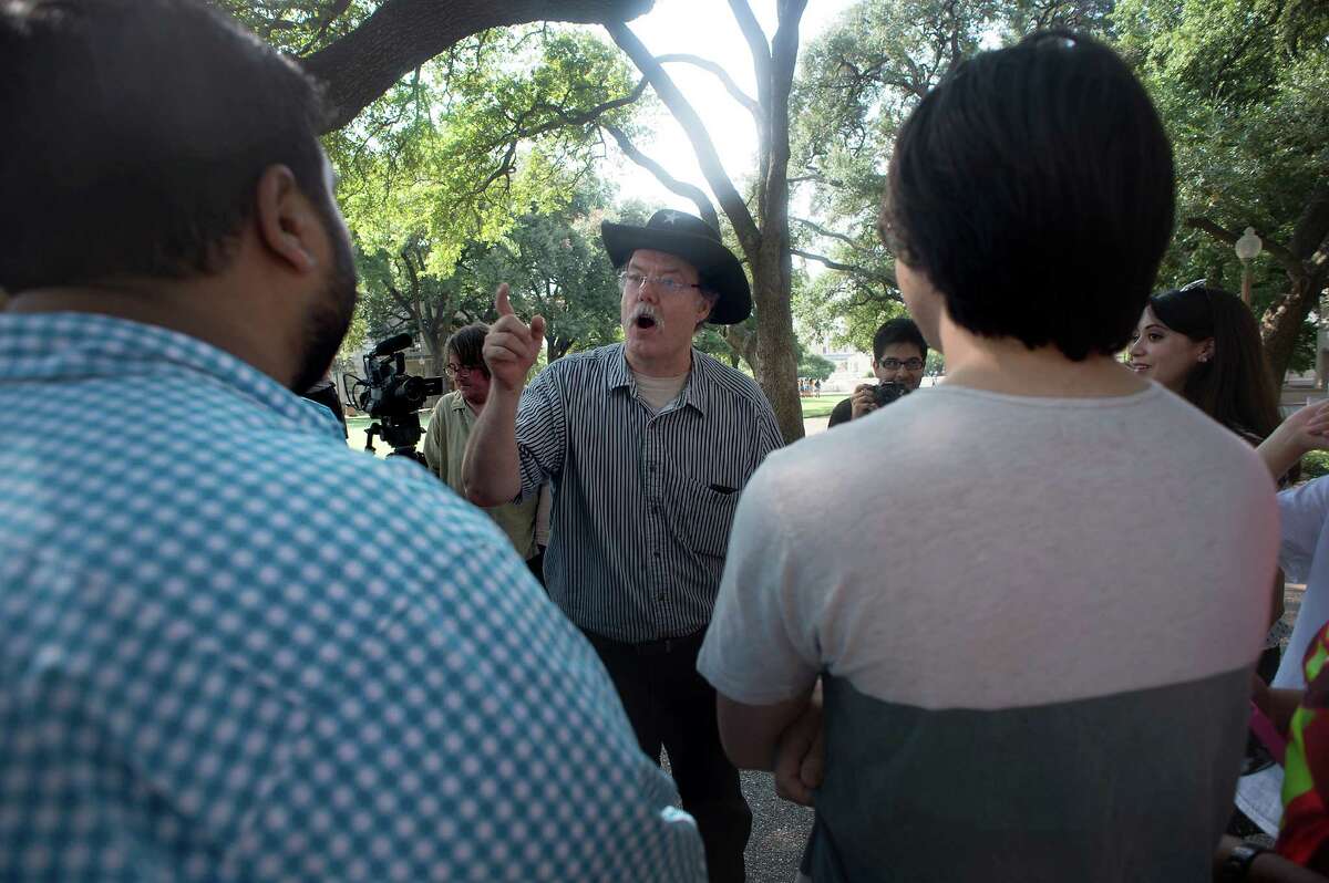 Kirk Lyons (center), an attorney for the Sons of Confederate Veterans, talks with students at UT.