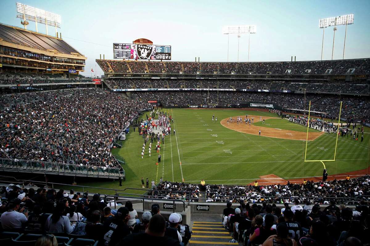 Oakland Raiders play Arizona Cardinals in preseason game at O.co Coliseum in Oakland, Calif., on Sunday, Aug. 30, 2015.