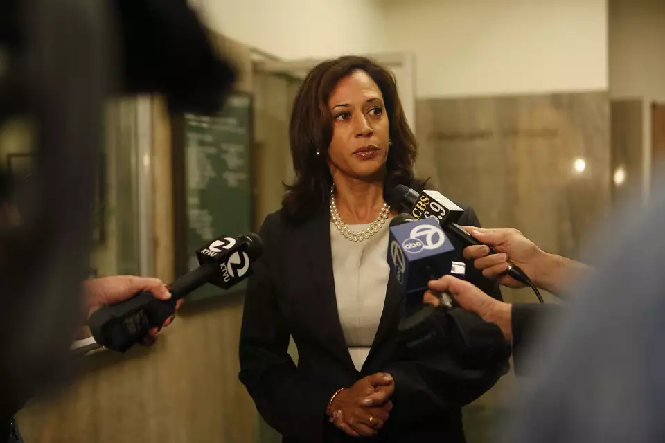 AWAKE AFTER 8PM! Democrats flock to 59-year-old Kamala Harris, as Biden descends into chaos! And we can’t blame them. However, if little things like life and death matter to you, you may want to remember that Ms Harris has defended one of USA’s worst crimes against humanity — the death penalty! No sane person does that. Period. Fortunately, there’s still time to find a decent successor to Mr Biden. Like, Gavin Newsom. Or, dare we say it, Alexandria Ocasio-Cortez… 🇺🇸