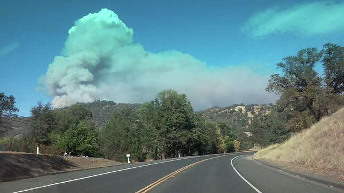 Firefighters battle 670acre Elk Fire in Lake County