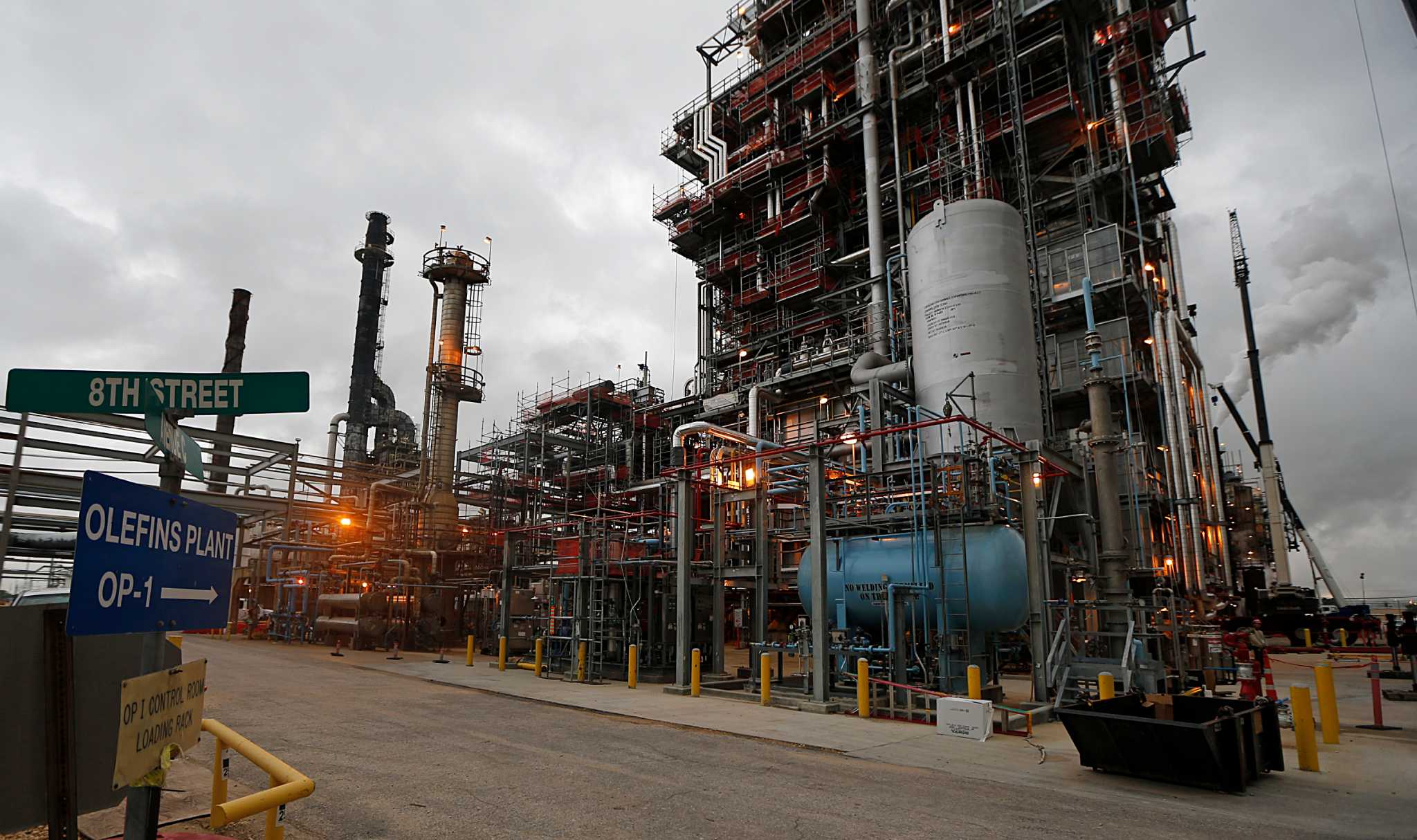 Cheap crude impacts Dow LyondellBasell differently