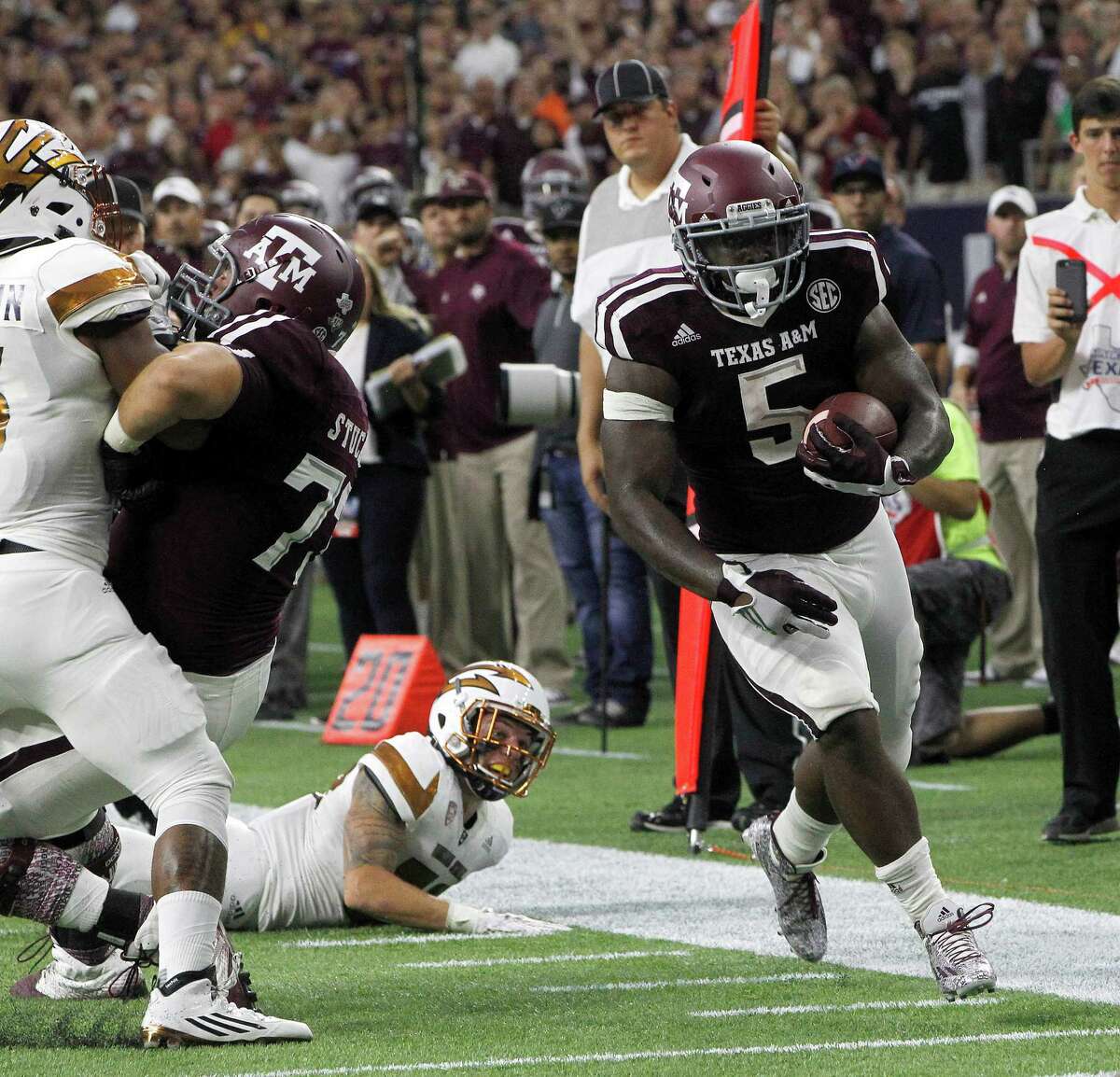 Tra Carson (5) and Texas A&M were impressive enough in their season-opening win over Arizona State to vault into the AP top 25 poll. Click through the gallery to see this week's rankings.