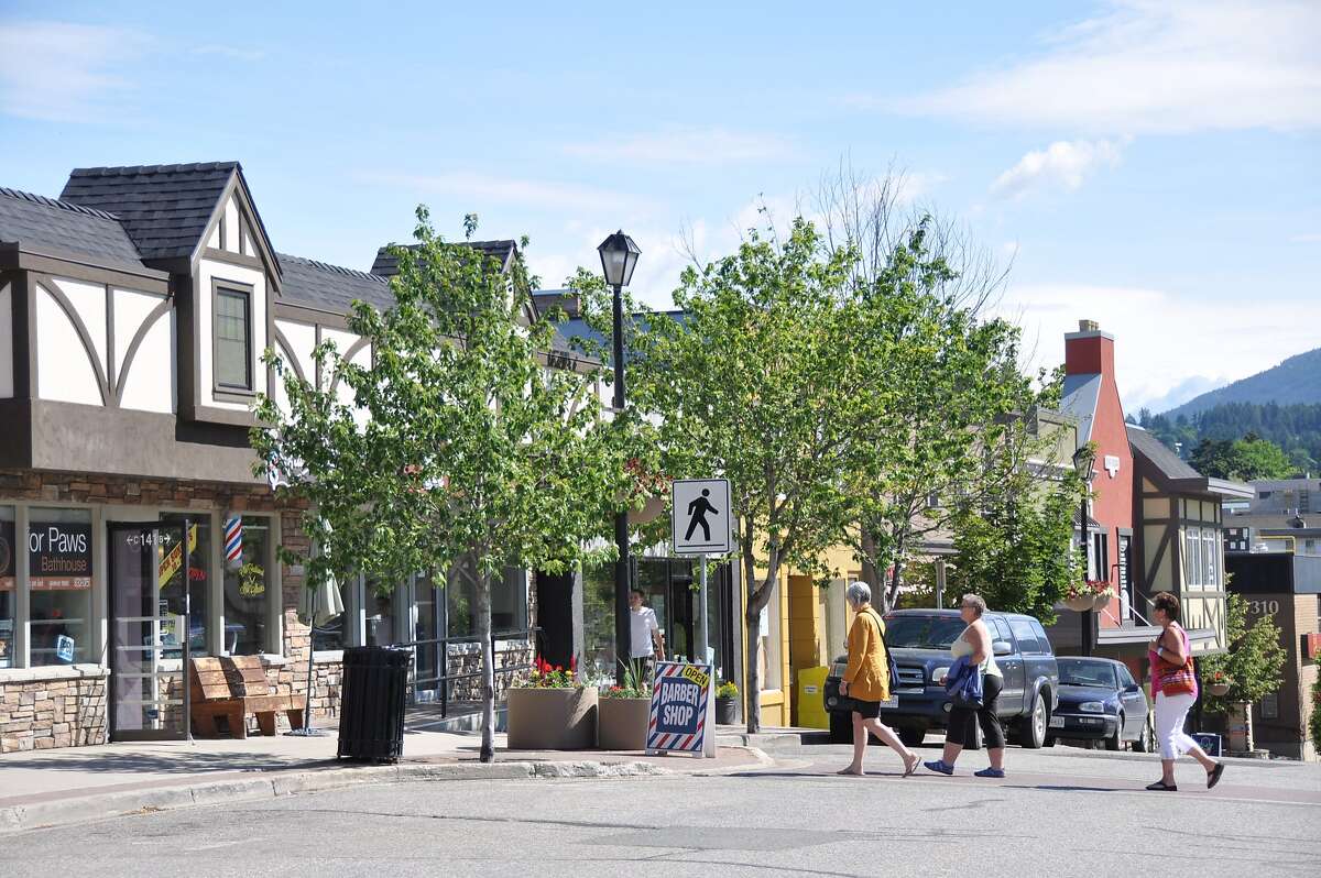 Lap of luxury on a Canadian lake houseboat voyage