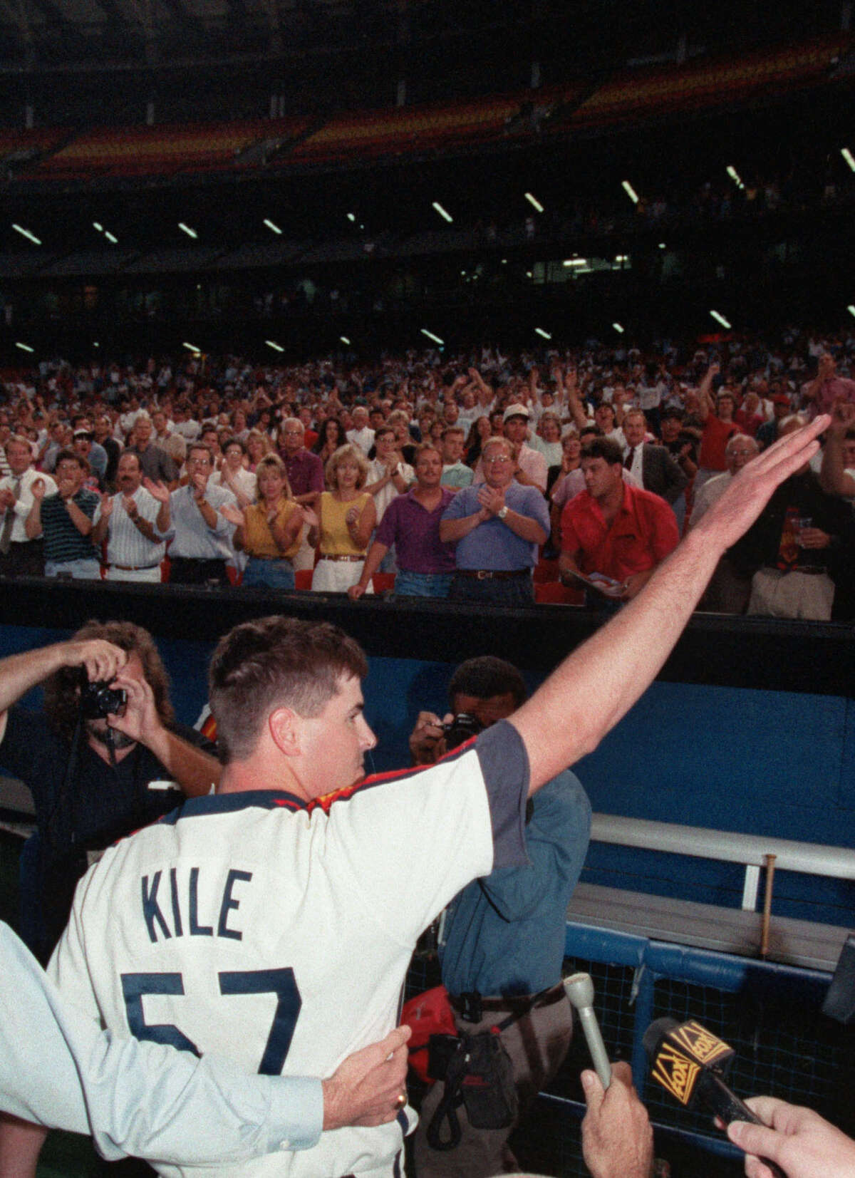 09/08/1993 -- Astros' Darryl Kile acknowledges applause from fans at the Astrodome 9/8/1993 after he pitched a no-hitter against the New York Mets.