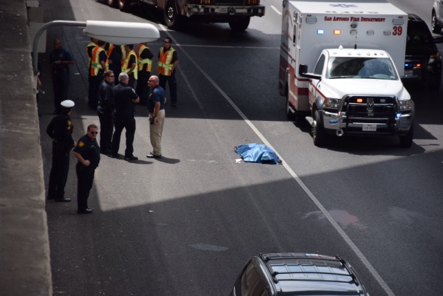 Man jumps to death from Loop 1604 flyover onto U.S. 281 in San Antonio