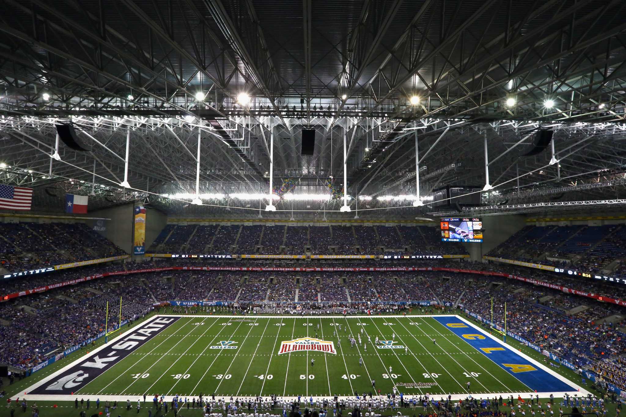 Alamodome - Facts, figures, pictures and more of the Alamo Bowl Game stadium