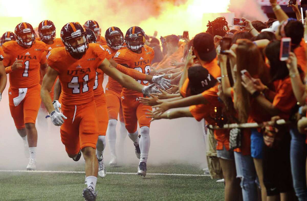 UTSA football players are greeted by freshman students before the start of the game against Kansas State at the Alamodome on Saturday, Sept. 12, 2015. (Kin Man Hui/San Antonio Express-News)