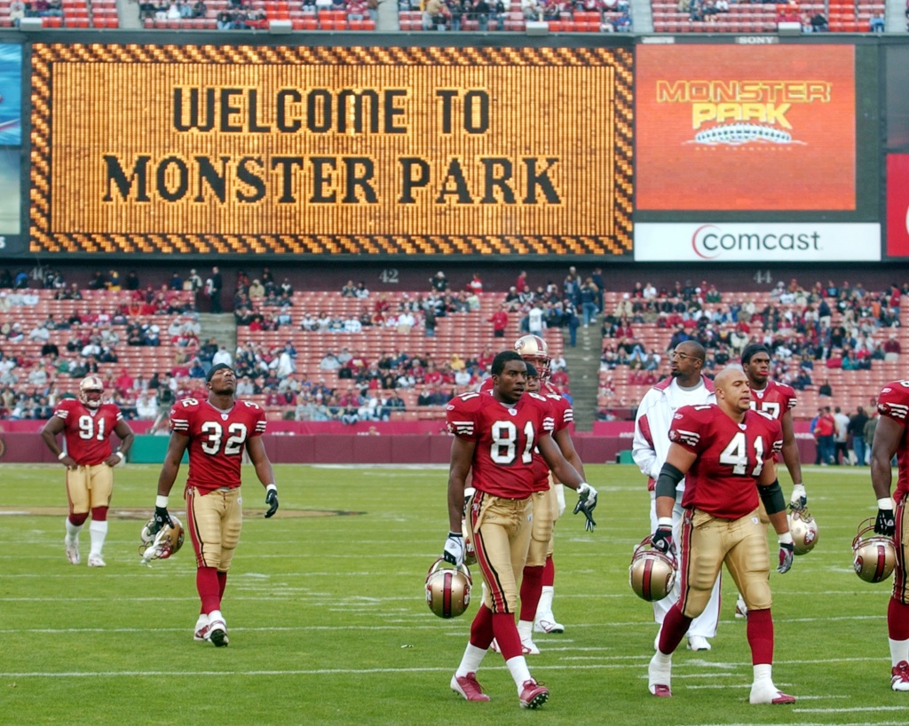 Twitter has a field day with Rob Lowe in a generic NFL logo hat at  Packers-49ers game