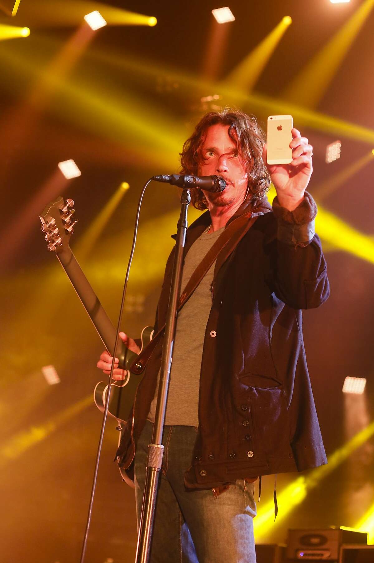 El vocalista de Soundgarden Chris Cornell graba un video durante su presentación en el Festival iTunes en el marco del Festival SXSW el jueves 13 de marzo de 2014, en Austin, Texas. (Foto Jack Plunkett/Invision/AP)