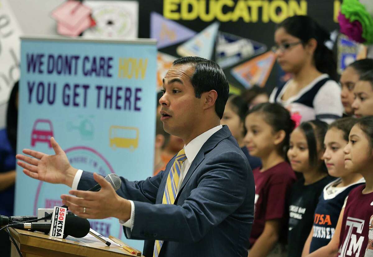 Mayor Julian Castro helps kick off College Week with Destination College, a weeklong celebration of college-going culture, at Briscoe Academy April 8, 2014.