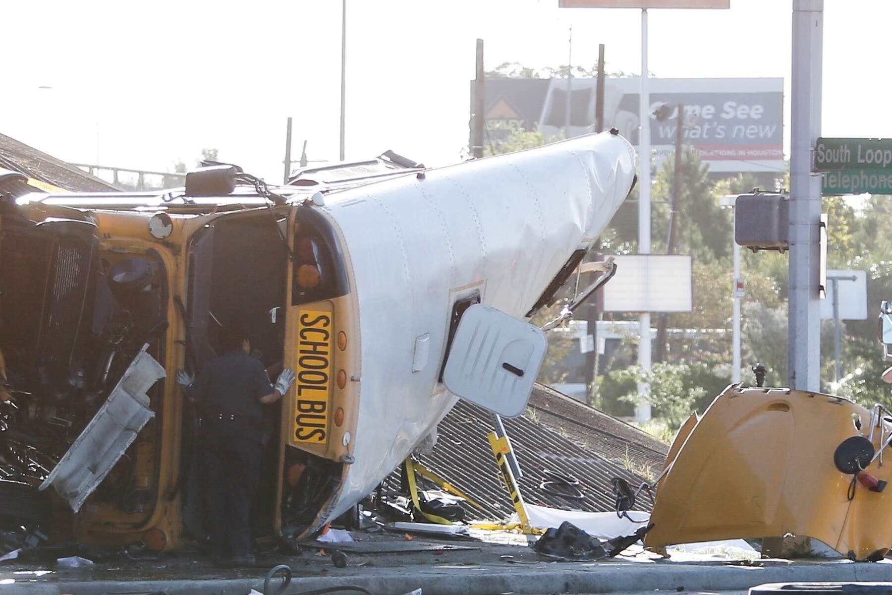 2 Houston ISD students dead, 2 others and bus driver injured as school bus  plummets from 610 Loop
