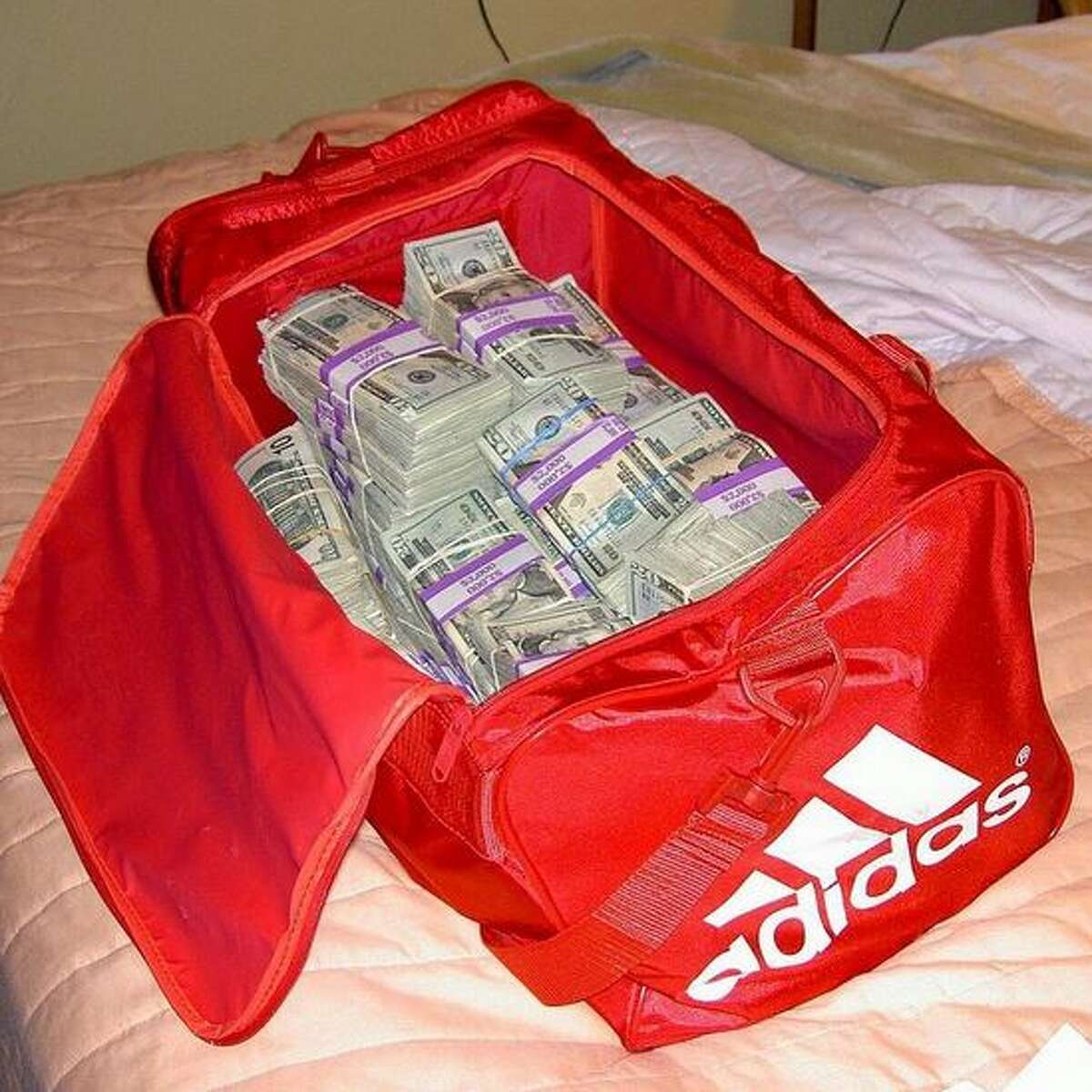 Спортивная сумка с деньгами