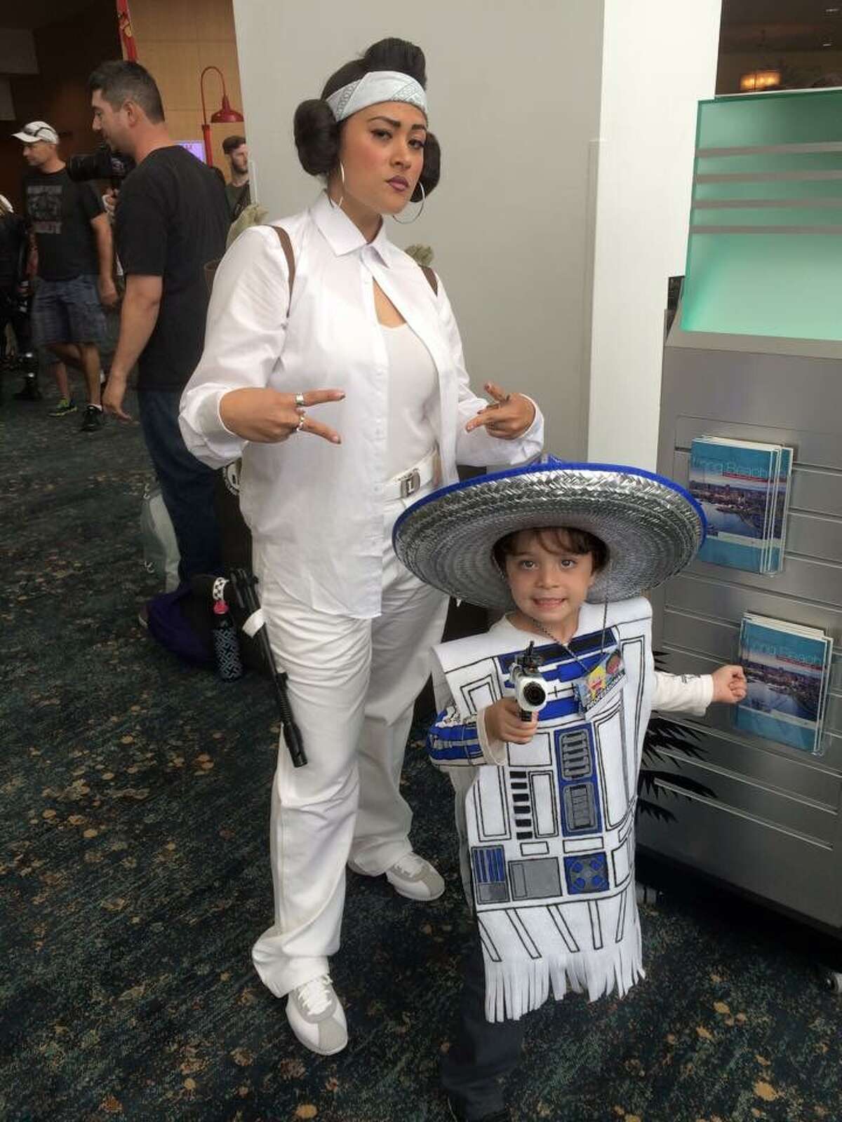 Photographer snaps photo of 'Han Cholo,' 'Loca Leia' in 'Star Wars' cosplay  at Long Beach Comic Con