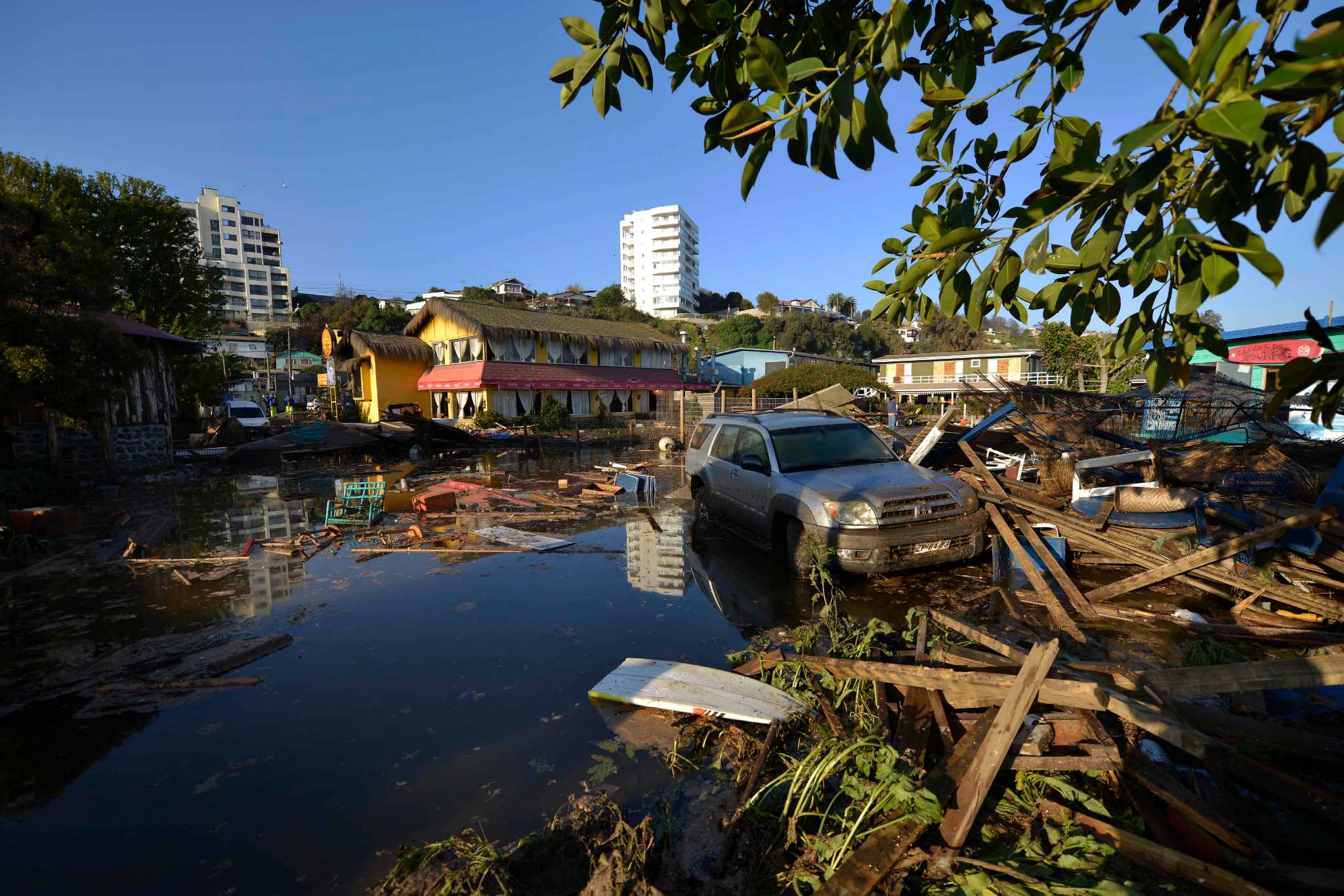 Chilean earthquake leaves heavy damage