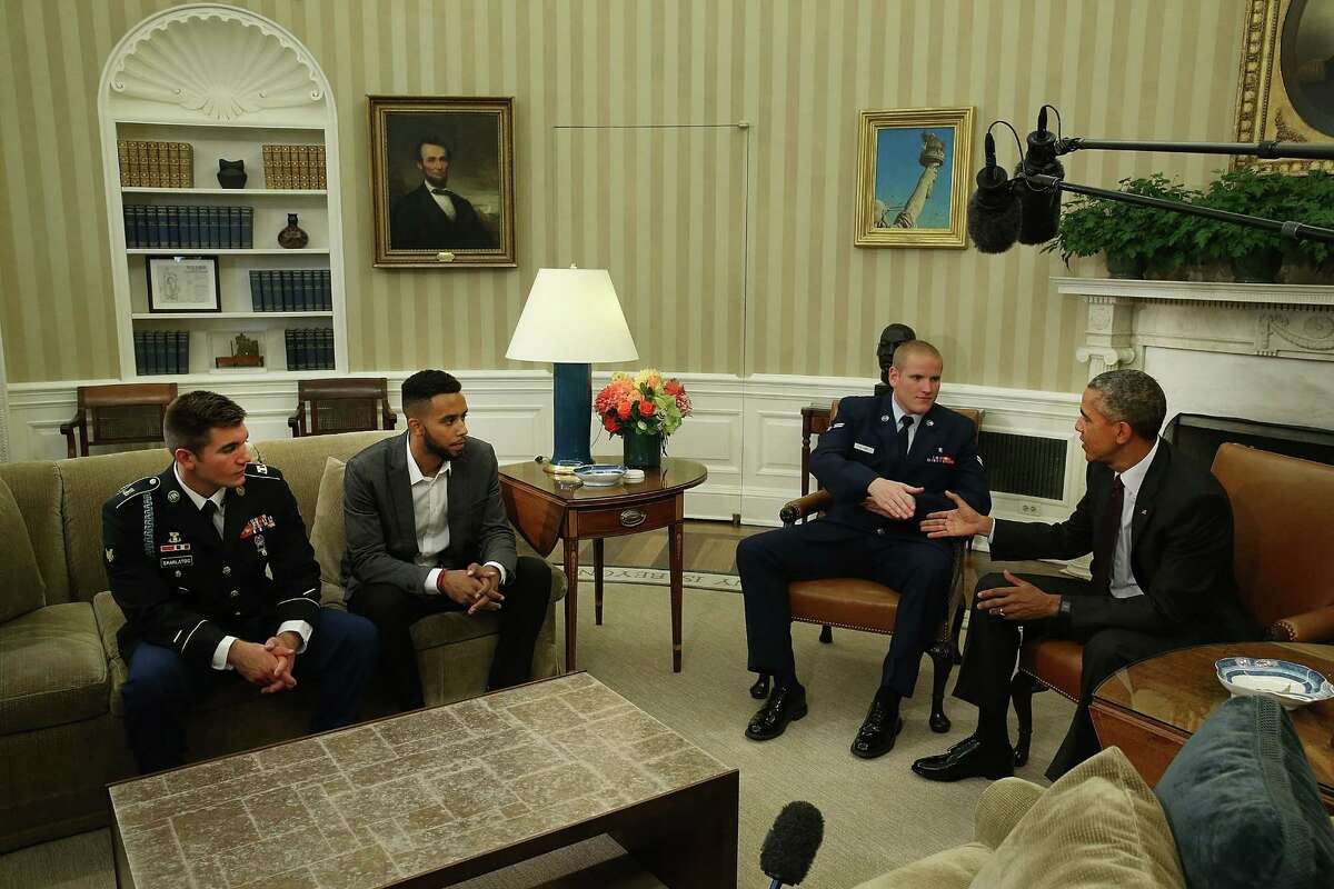 WASHINGTON, DC - SEPTEMBER 17: US President Barack Obama (R) meets with US Army Specialist Alek Skarlatos (L), Anthony Sadler (2ndL), and US Air Force Airman 1st Class Spencer Stone (2ndR) during a meeting in the Oval Office at the White House on September 17, 2015 in Washington, DC. The three friends are concidered heros for helping overpower a gunman on a Paris-bound train on August 21. (Photo by Mark Wilson/Getty Images) *** BESTPIX ***