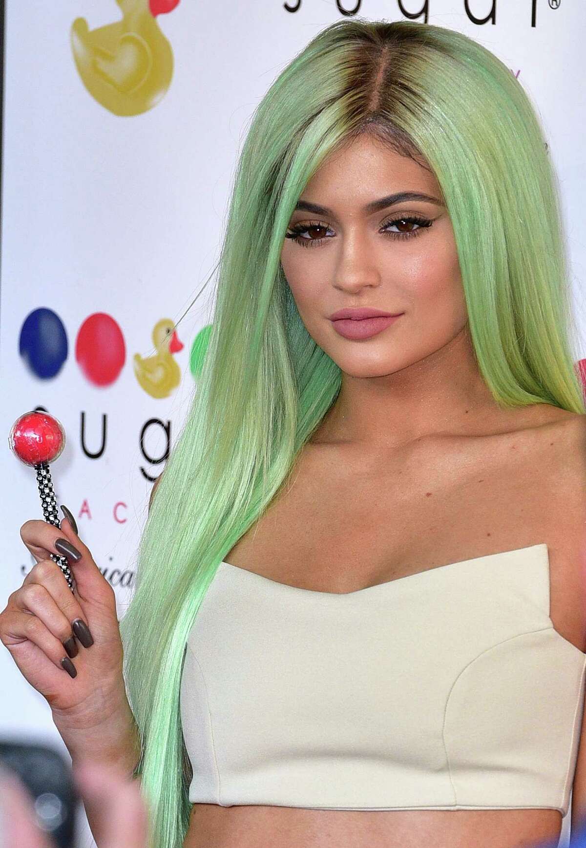 Kylie Jenner posts picture of a scar on her leg on Instagram