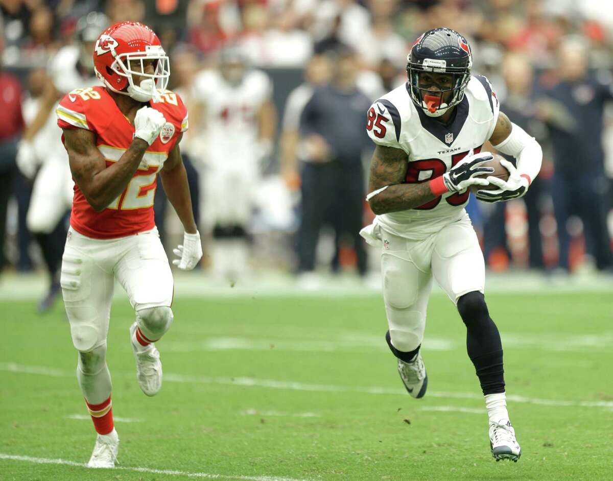Receiver Nate Washington, right, was an instant hit in his Texans debut, catching six passes for 105 yards in a 27-20 loss to Marcus Peters (22) and the Chiefs.