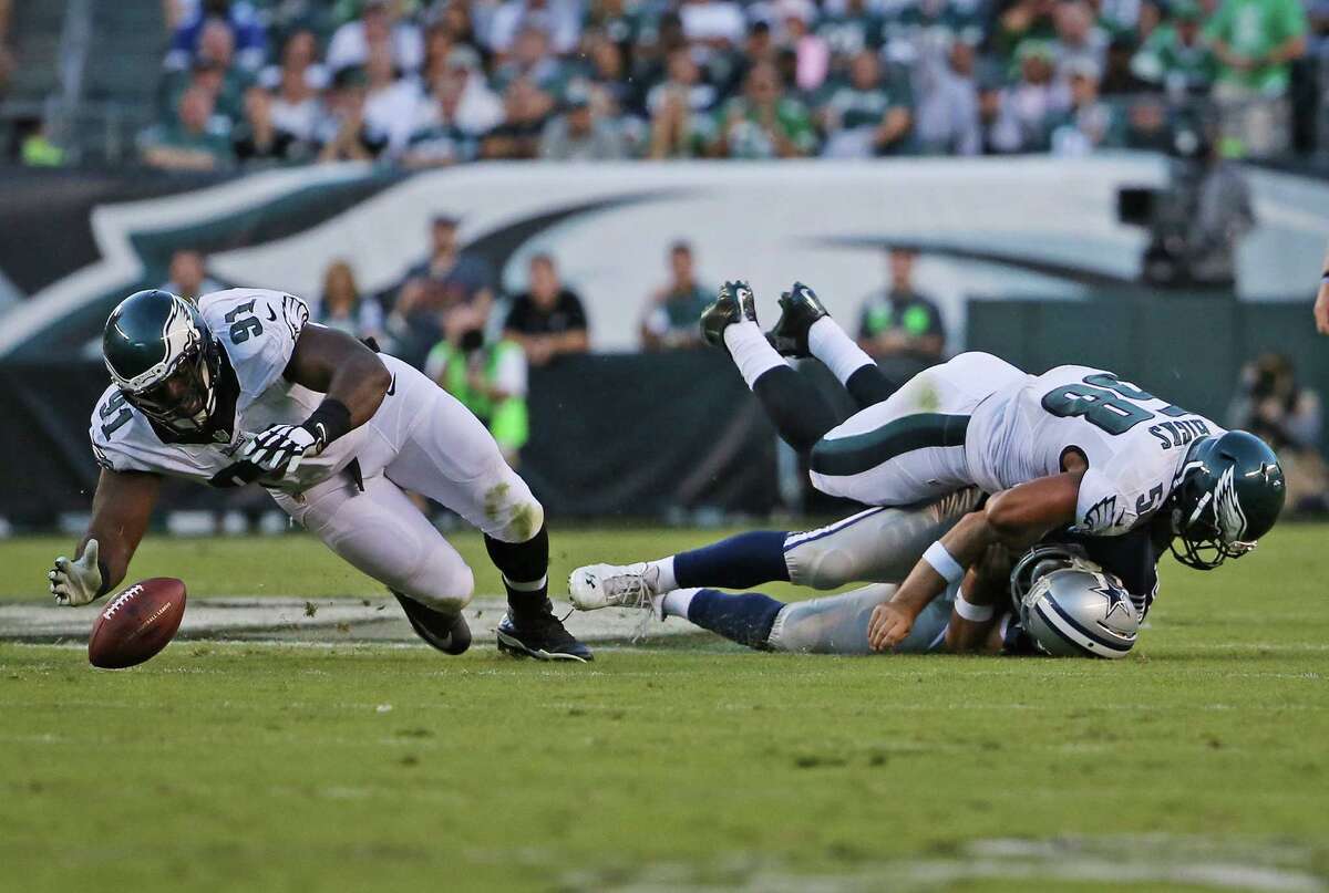 On the third-quarter play that injured Cowboys QB Tony Romo (9), Eagles linebacker Jordan Hicks (58) hits Romo as defensive end Fletcher Cox (91) pursues the fumble. Romo was diagnosed with a broken collarbone.