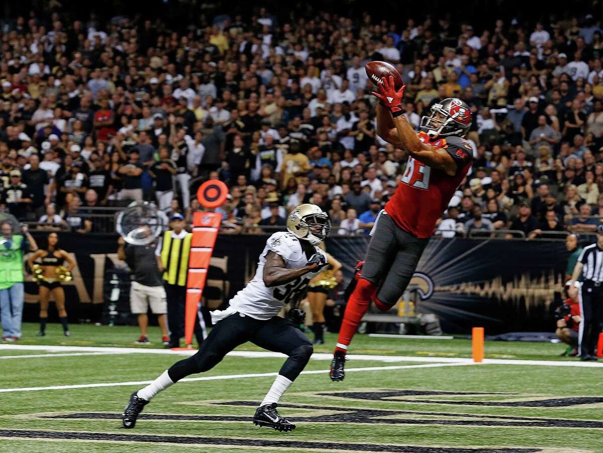 Buccaneers receiver Vincent Jackson (83) catches a 15-yard touchdown over Saints safety Kenny Phillips.