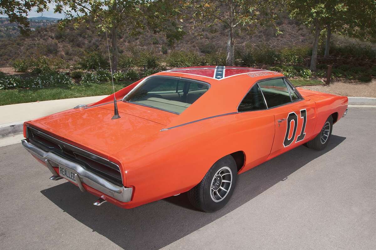 Ли машина. General Lee dodge Charger 2005. Генерал ли машина аукцион. Авто Дукес. General Lee Sword.